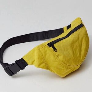 NWT BAGGU Crescent fanny pack in color Sour (chartreuse, unisex)